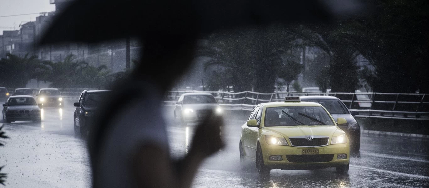 Ξέσπασε μπόρα στο κέντρο της Αθήνας
